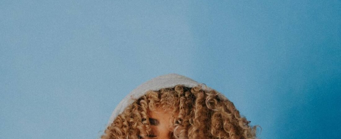Cabello rizado: cómo cuidarlo y definir tus rizos paso a paso