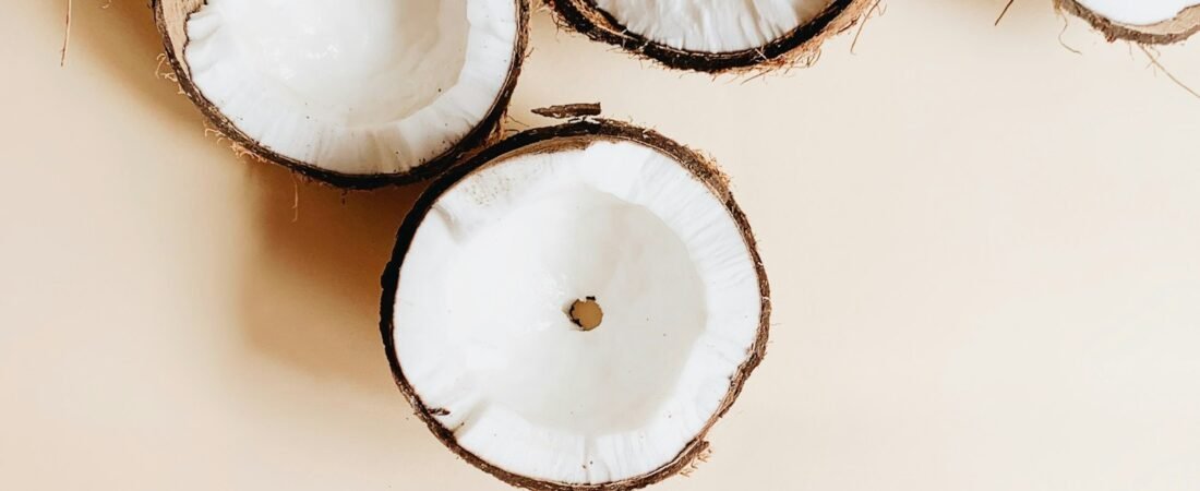 Aceite de coco para el cabello: beneficios y cómo usarlo